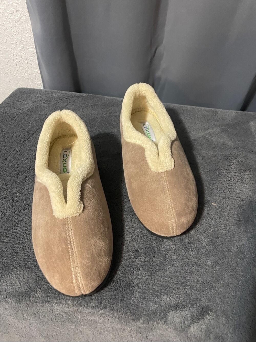 Flexus Women's Slip-On Cozy Soled Cindy beige in Tan with Cream Trim New in Box